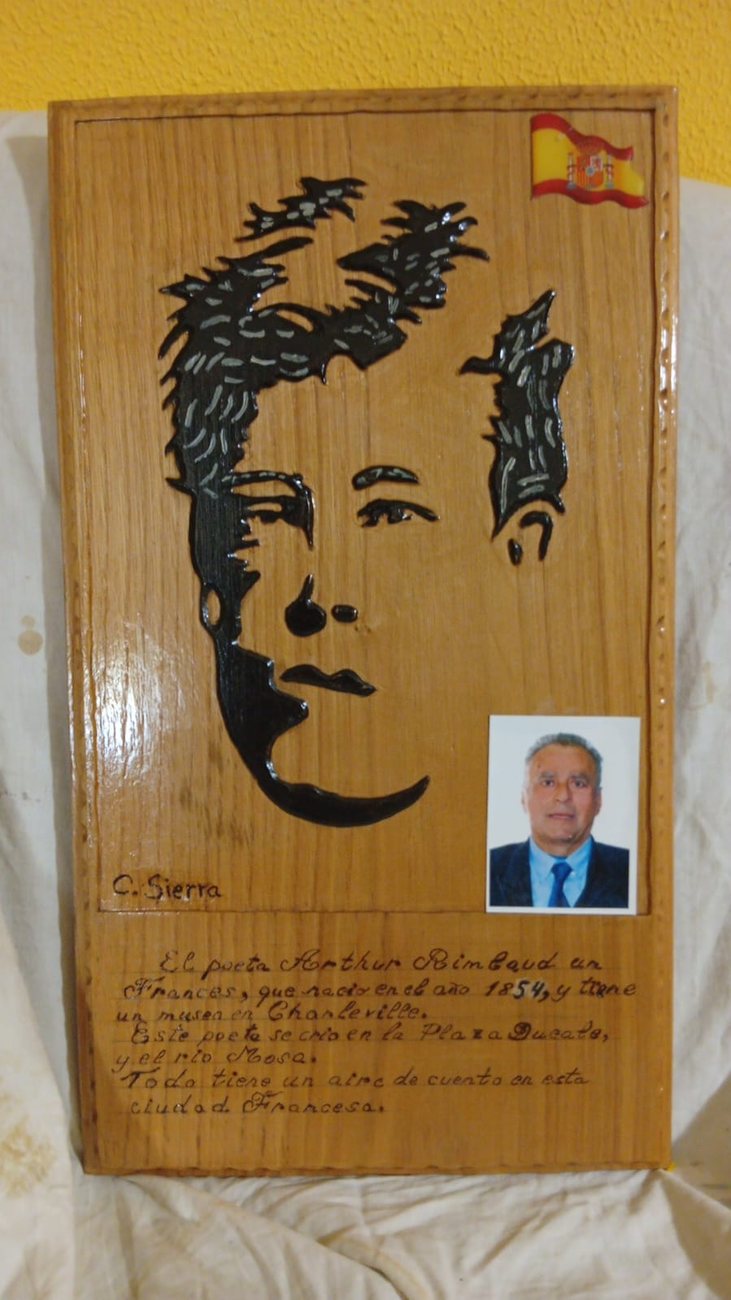 Retrato de Arthur Rimbaud en madera con texto escrito a mano